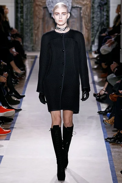 Look 16